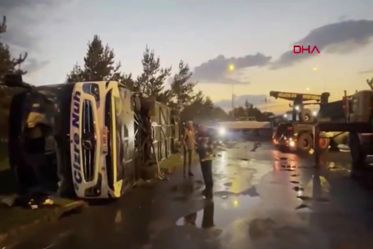 Türkiyədə avtobusla yanacaq tankeri toqquşub, 35 nəfər yaralanıb