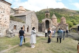 Xarici diplomatlar Xudavəng monastr kompleksini ziyarət edib - FOTO