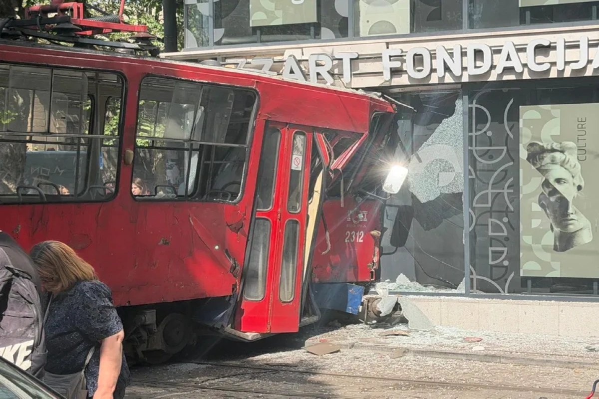 Belqradda tramvay relsdən çıxaraq binaya çırpılıb, 12 nəfər xəsarət alıb