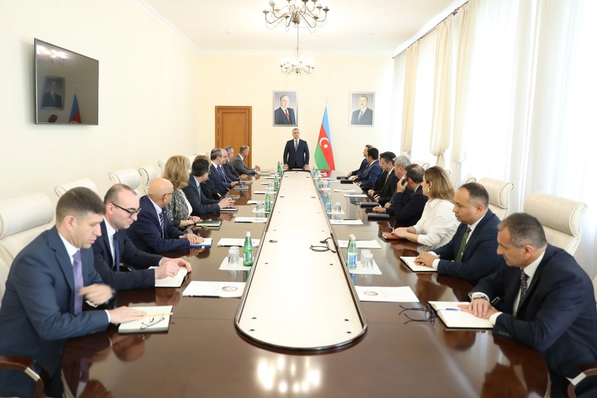 Teymur Musayev yeni nazir Anar Bayramovu Səhiyyə Nazirliyinin kollektivinə təqdim edib