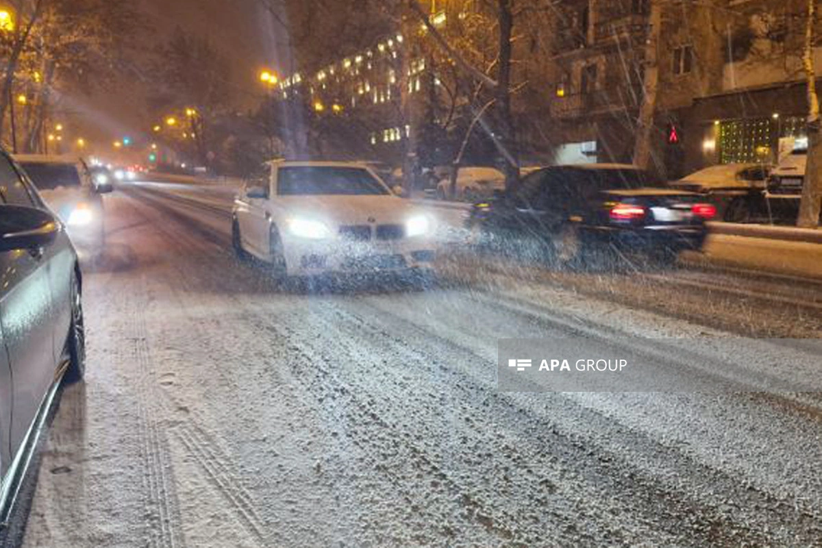 Bakıda qar avtomobillərin hərəkətinə çətinlik yaradıb - FOTO