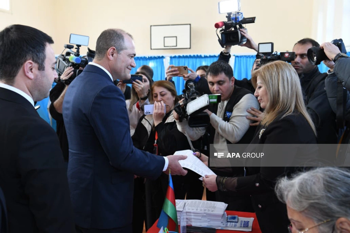 Prezidentliyə namizəd Razi Nurullayev səs verib - FOTO