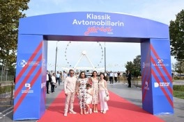Heydər Əliyev Fondunun vitse-prezidenti Leyla Əliyeva və Arzu Əliyeva klassik avtomobillərin yürüşü və sərgisini izləyiblər