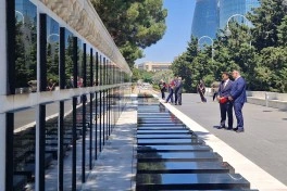 ABŞ Konqresinin nümayəndə heyəti Şəhidlər xiyabanını ziyarət edib