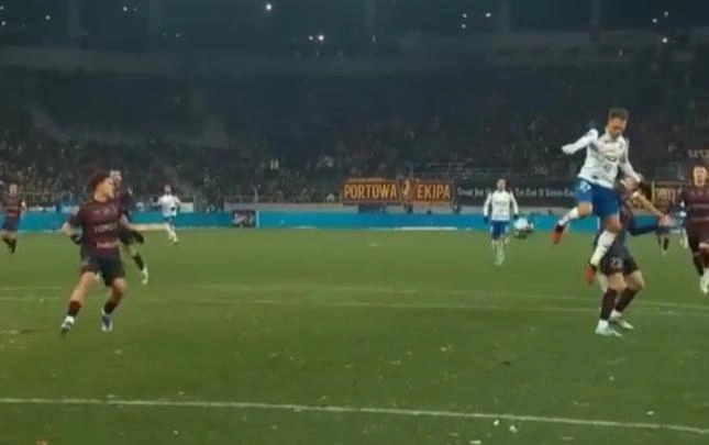 Latviyalı futbolçudan fantastik qol ötürməsi  - Video
