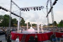 Leyla Əliyeva və Arzu Əliyeva “CandyFest” yay festivalını ziyarət edib və “Sehrli mirvari” su sirki şousunu izləyiblər - FOTO