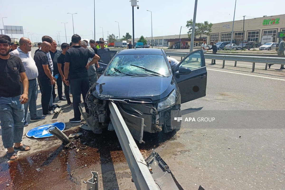 Goranboyda maşın arakəsməyə çırpılıb, xəsarət alanlar var - FOTO
