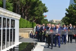 Xarici İşlər Nazirliyinin kollektivi Şəhidlər xiyabanını ziyarət edib - FOTO
