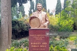 Xalq artisti Arif Babayevin qəbirüstü abidəsi ucaldılıb - FOTO