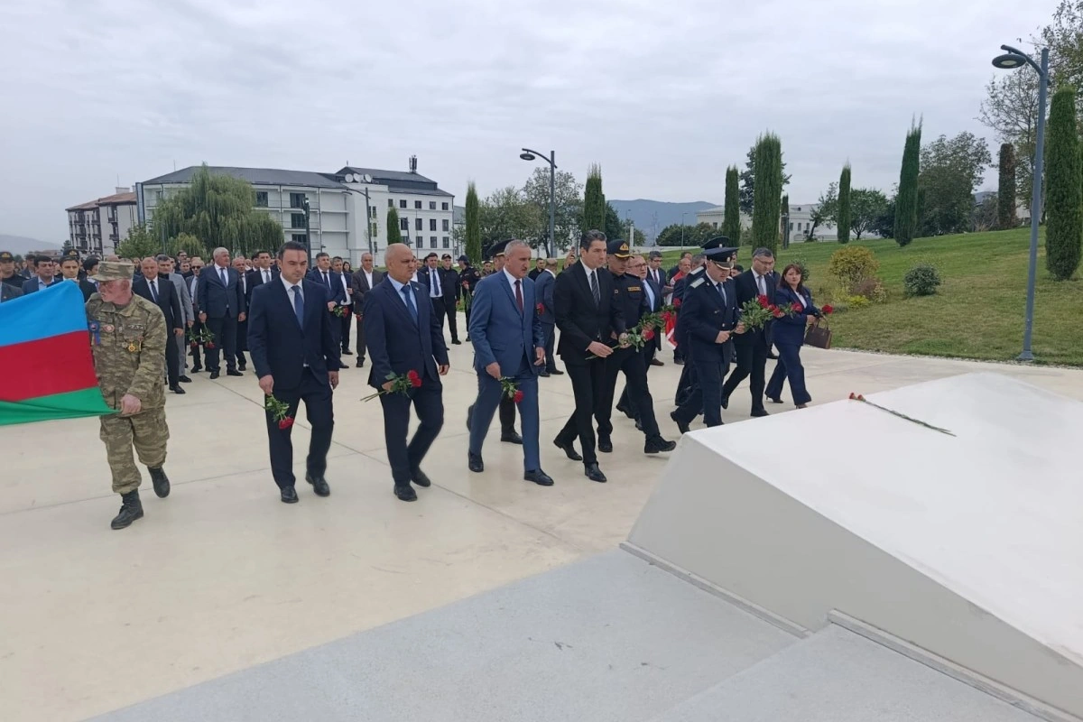 Xankəndidə şəhidlərin xatirəsi bir dəqiqəlik sükutla yad edilib - FOTO
