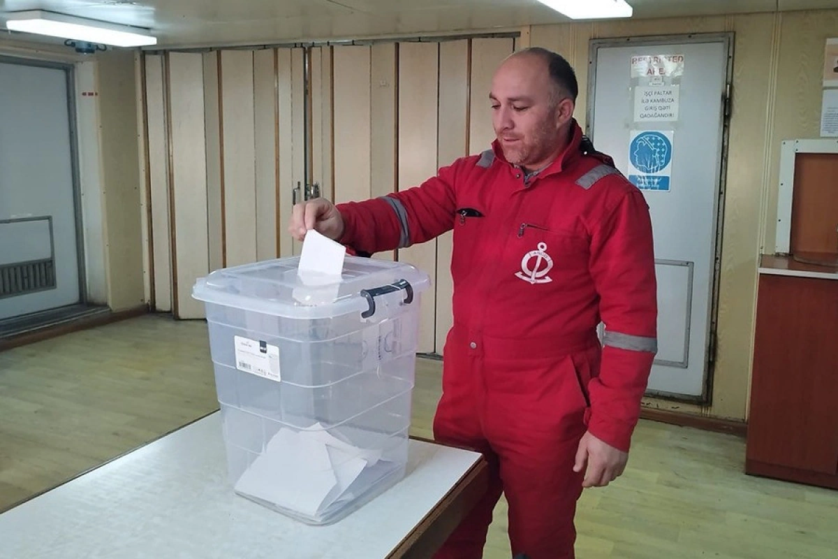 Xarici sularda üzən dənizçilər seçkilərdə iştirak ediblər - FOTO