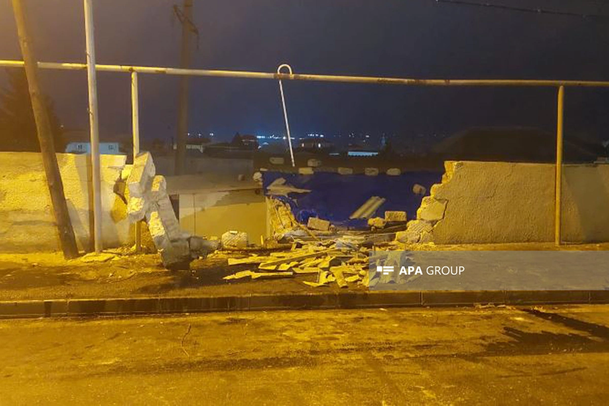 Bakıda qəzaya düşən avtobus evin damına çıxıb - FOTO - VİDEO