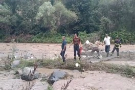 Tovuzda çayda köməksiz vəziyyətdə qalan iki nəfər xilas edilib