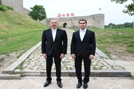 Prezidentlər İlham Əliyev və Sərdar Berdiməhəmmədov Şuşada işğal dövründə güllələnmiş büstlərə baxıblar