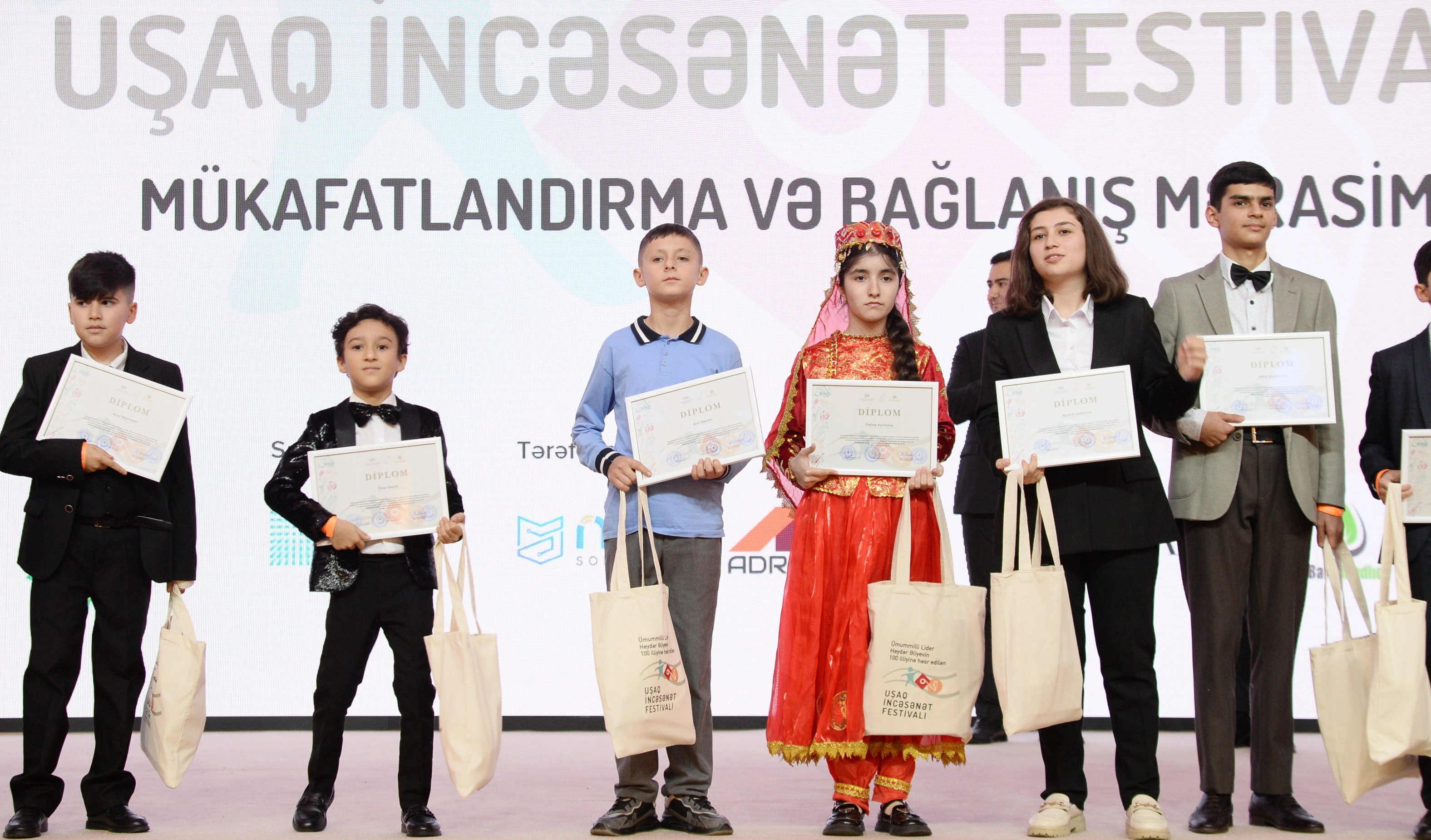 Uşaq İncəsənət Festivalının qalibləri mükafatlandırıldı  - Fotolar