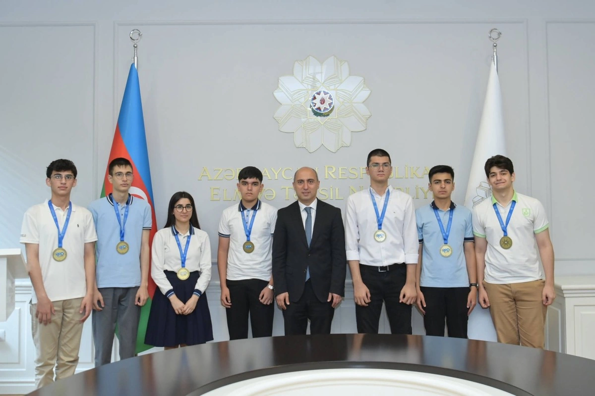 Emin Əmrullayev Respublika Fənn Olimpiadalarının ən yüksək nəticə göstərən qalibləri ilə görüşüb