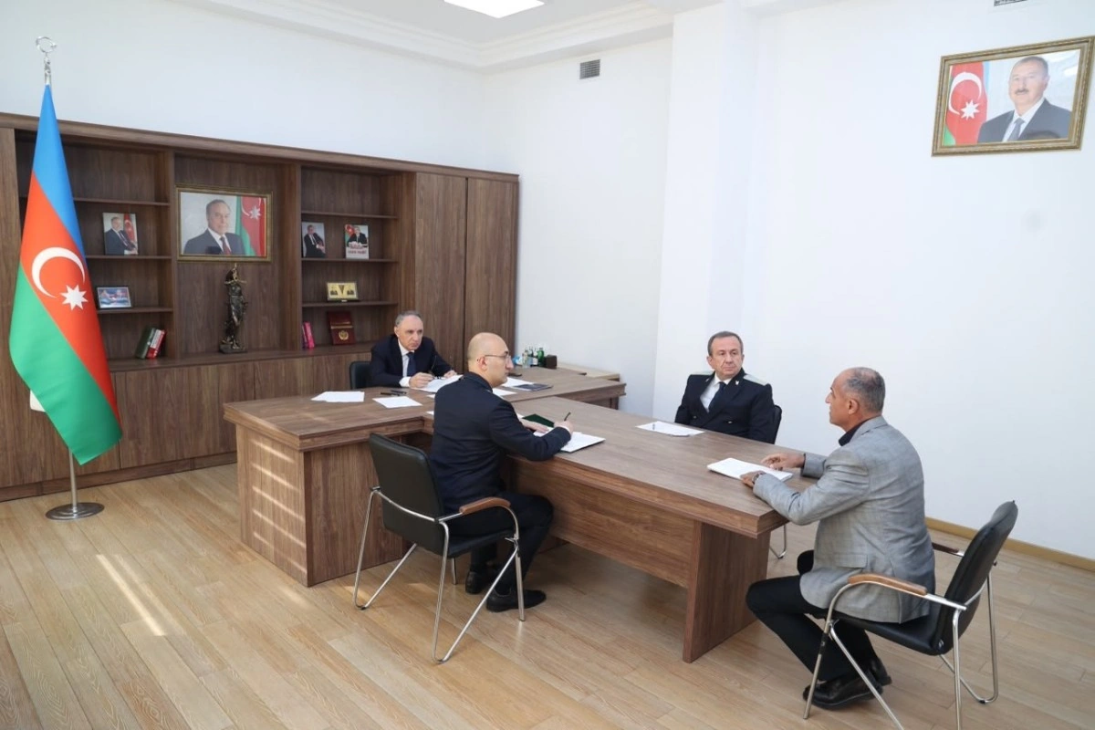 Baş prokuror Səbail rayonunda vətəndaşları qəbul edib