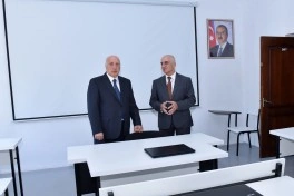 Zakir Fərəcov SDU-nun 3-cü tədris korpusunda aparılan təmir işləri ilə tanış olub