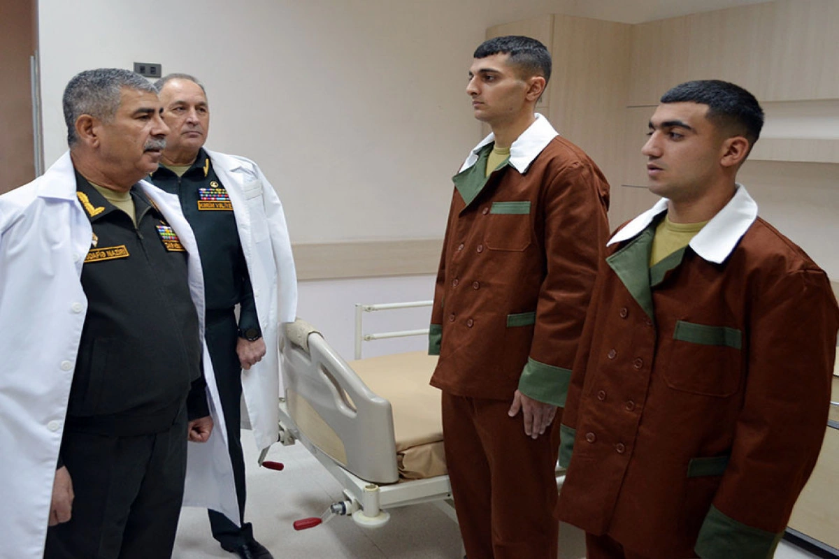 Müdafiə Nazirliyinin rəhbərliyi Baş Klinik Hospitalda olub - VİDEO