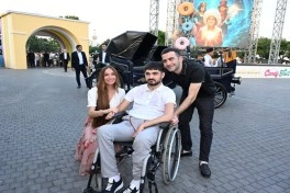 Leyla Əliyeva və Arzu Əliyeva “CandyFest” yay festivalını ziyarət edib və “Sehrli mirvari” su sirki şousunu izləyiblər - FOTO