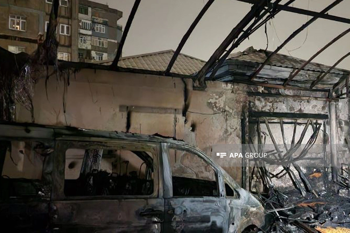 Bakıda avtoyuma məntəqəsində yanğın olub, 3 avtomobil yanıb - FOTO