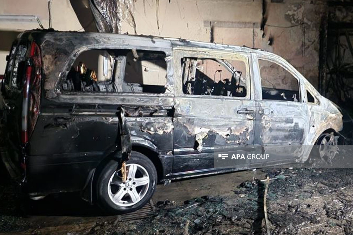 Bakıda avtoyuma məntəqəsində yanğın olub, 3 avtomobil yanıb - FOTO