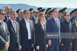 İstanbulda Ümummilli Lider Heydər Əliyevin abidəsi ziyarət olunub - FOTO