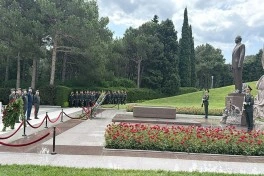 MN-in rəhbər heyəti Fəxri Xiyaban, Zəfər parkı və Hərbi Memorial Məzarlığı ziyarət edib