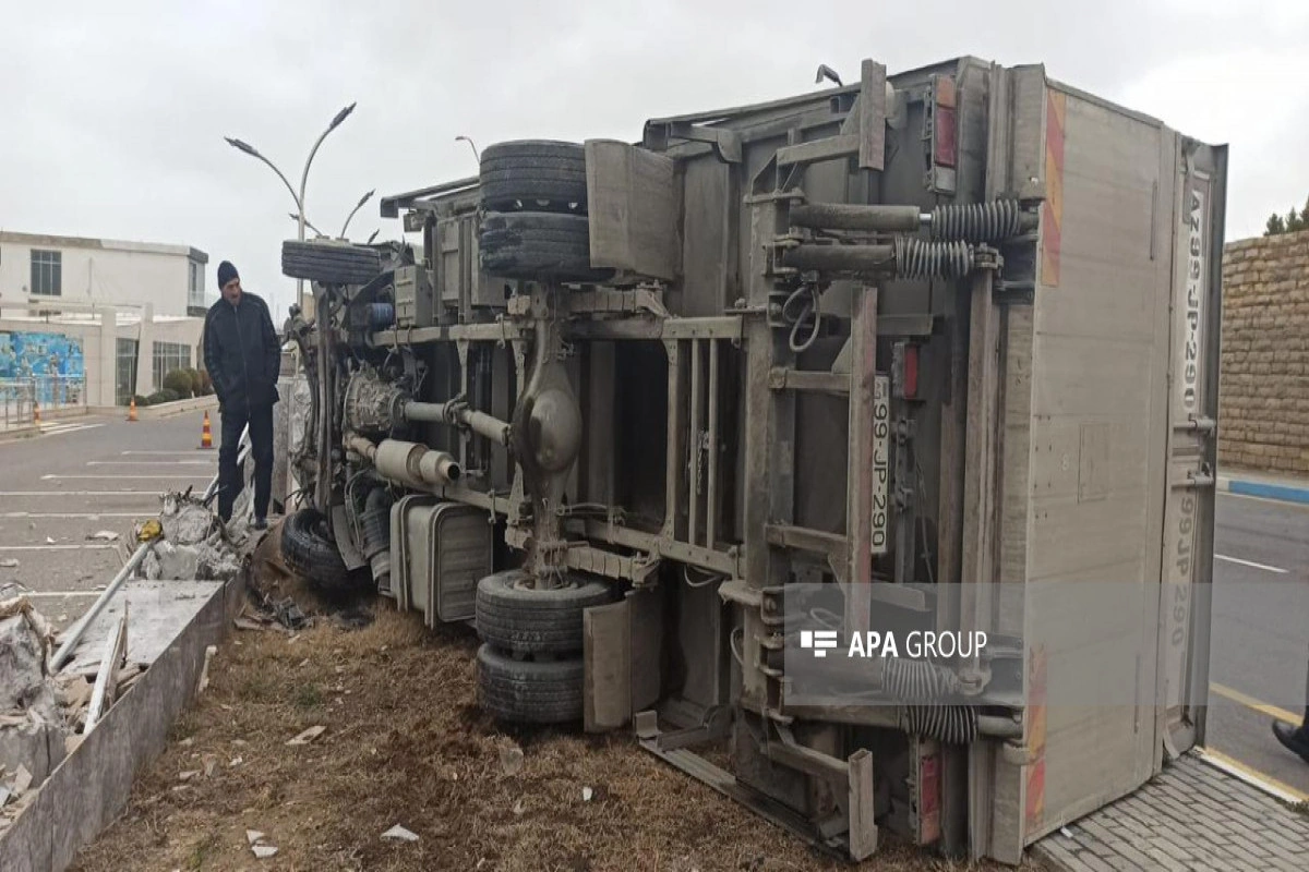 Sumqayıtda Prius yük maşını ilə toqquşub, xəsarət alan var - FOTO