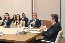 Yalçın Rəfiyev  IV “Maarifçi” tələbə-məzun proqramının iştirakçıları ilə görüşüb