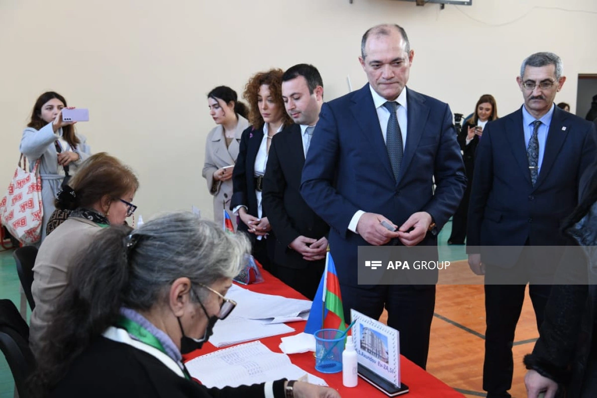 Prezidentliyə namizəd Razi Nurullayev səs verib - FOTO