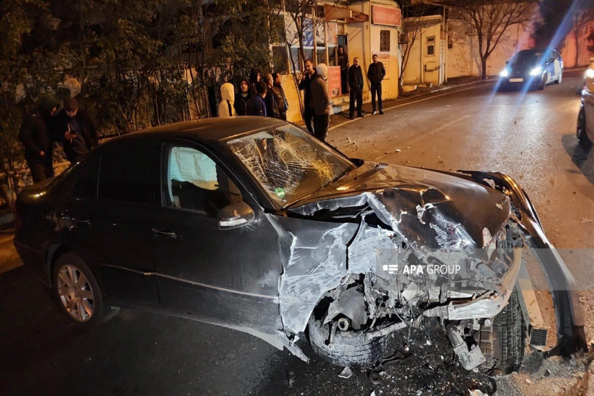 Bakıda avtomobil divara çırpılıb, xəsarət alan var - FOTO
