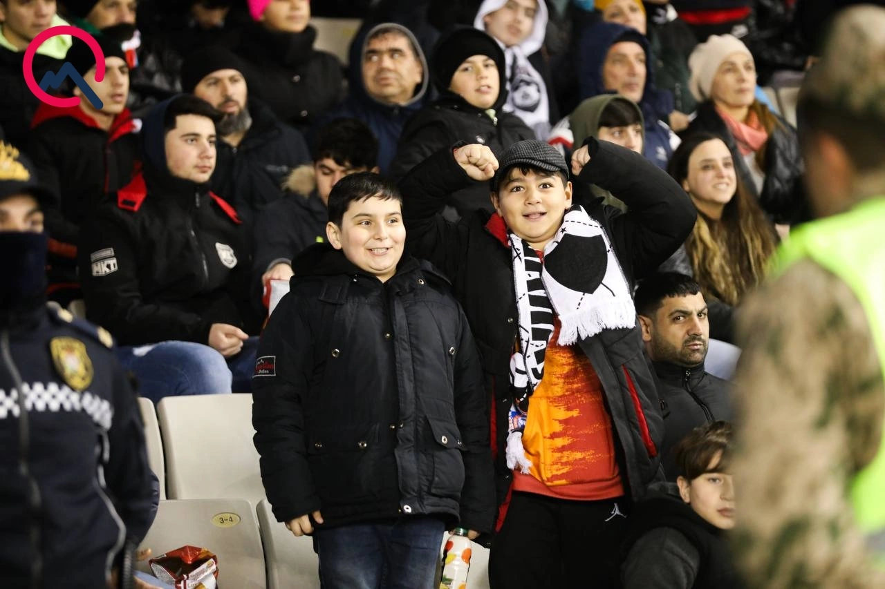 44-lər zəfər qazandırır...
- Fotosessiya