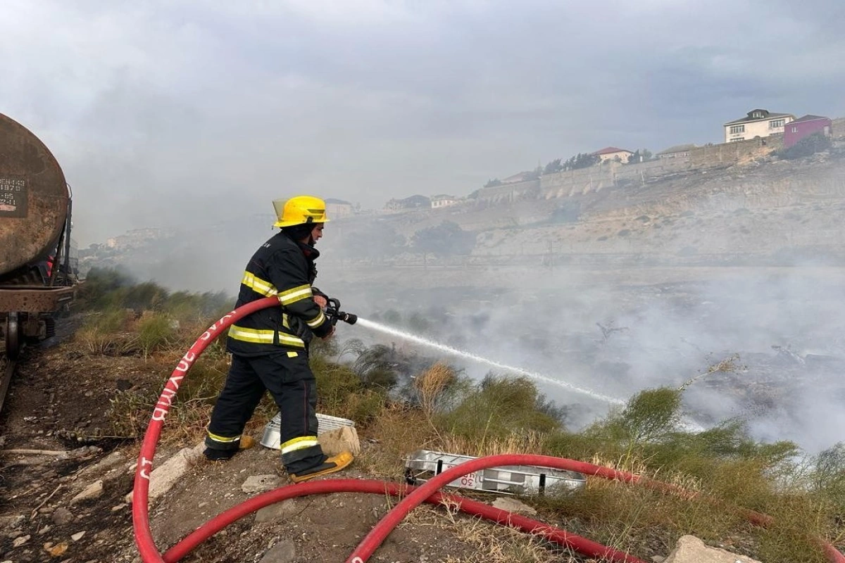 Bakının Şağan qəsəbəsində quru otluq sahədə yanğın söndürülüb - YENİLƏNİB