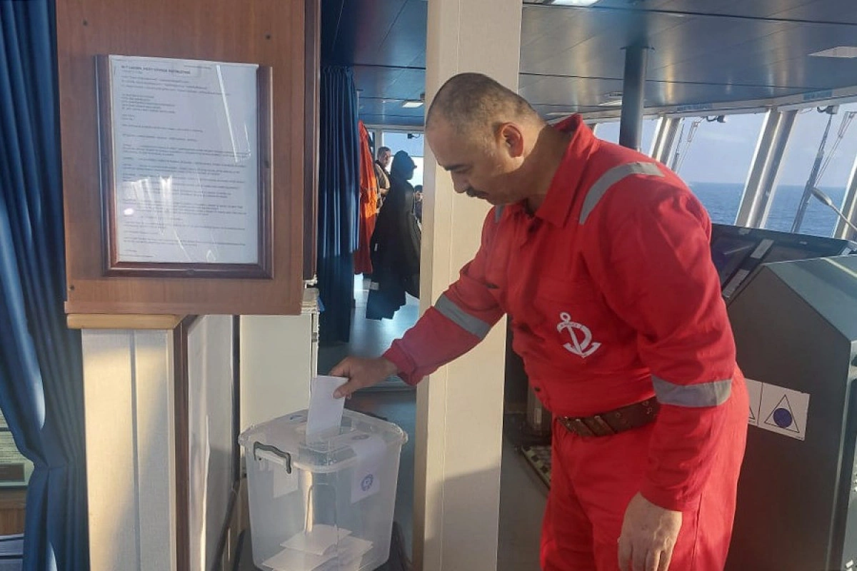 Xarici sularda üzən dənizçilər seçkilərdə iştirak ediblər - FOTO
