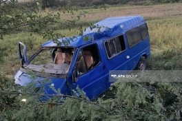 Ağstafada fəhlələri daşıyan mikroavtobus aşıb, 4 nəfər xəsarət alıb - FOTO