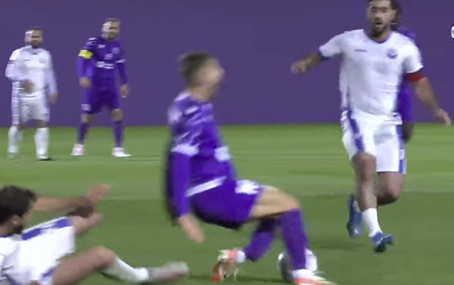 Azərbaycan futbolunda qorxulu anlar, oyunçunun ayağı qırıldı  - Video