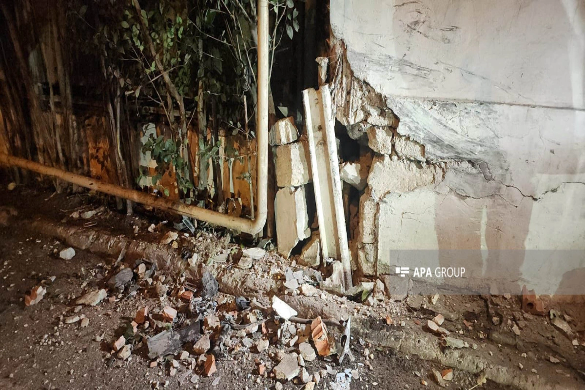 Bakıda avtomobil divara çırpılıb, xəsarət alan var - FOTO