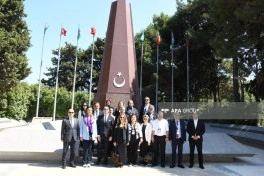 Türkiyə nümayəndə heyəti Şəhidlər xiyabanı və Türk şəhidliyini ziyarət edib - FOTO
