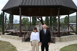 Prezident Şamaxıda Pir Ömər Sultan ziyarətgahında aparılan konservasiya işləri ilə tanış olub - YENİLƏNİB - FOTO