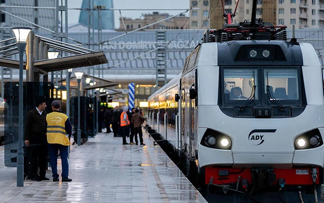 Güclü küləyə görə qatarlar hərəkət qrafikindən çıxdı