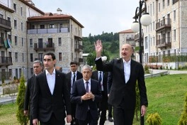 Azərbaycan və Türkmənistan prezidentləri Şuşada inşa edilmiş birinci yaşayış kompleksində olublar