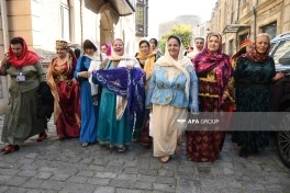 Bakının mərkəzində kəlağayı ilə yürüş keçirilib - FOTO