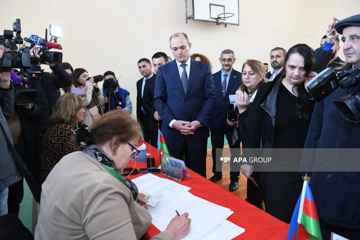Prezidentliyə namizəd Razi Nurullayev səs verib - FOTO