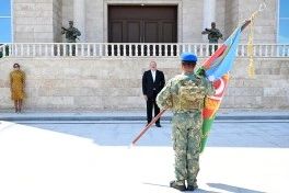 Prezident İlham Əliyev Əlahiddə Ümumqoşun Orduda yeni yaradılan komando hərbi hissələrinə Döyüş bayraqlarının verilməsi mərasimində iştirak edib - FOTO
