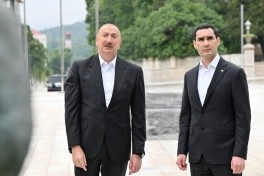Prezidentlər İlham Əliyev və Sərdar Berdiməhəmmədov Şuşada işğal dövründə güllələnmiş büstlərə baxıblar