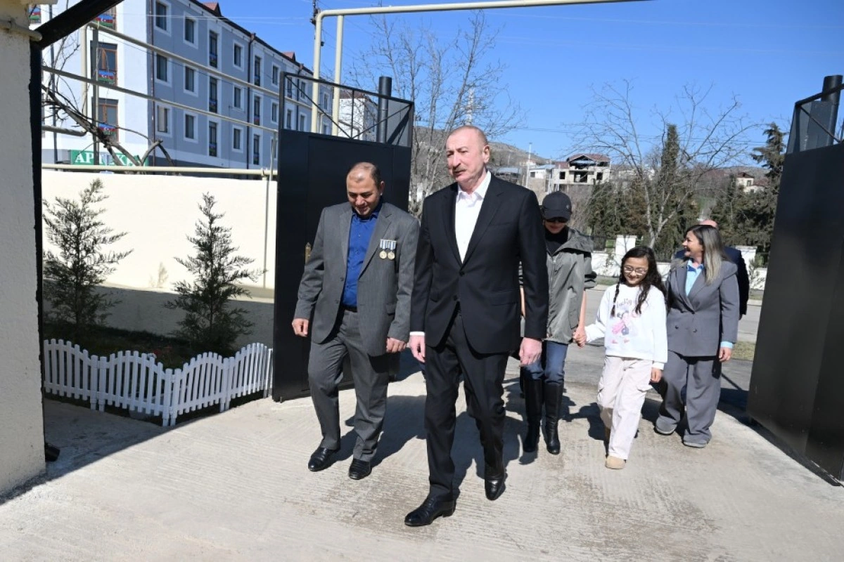 Prezident Xocavənd şəhərində görülmüş işlərlə tanış olub, sakinlərlə görüşüb - YENİLƏNİB