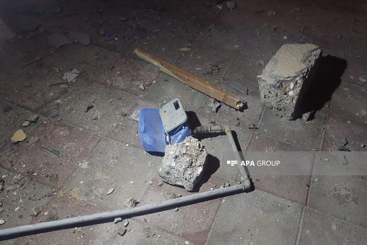 Bakıda qəzaya düşən avtobus evin damına çıxıb - FOTO - VİDEO