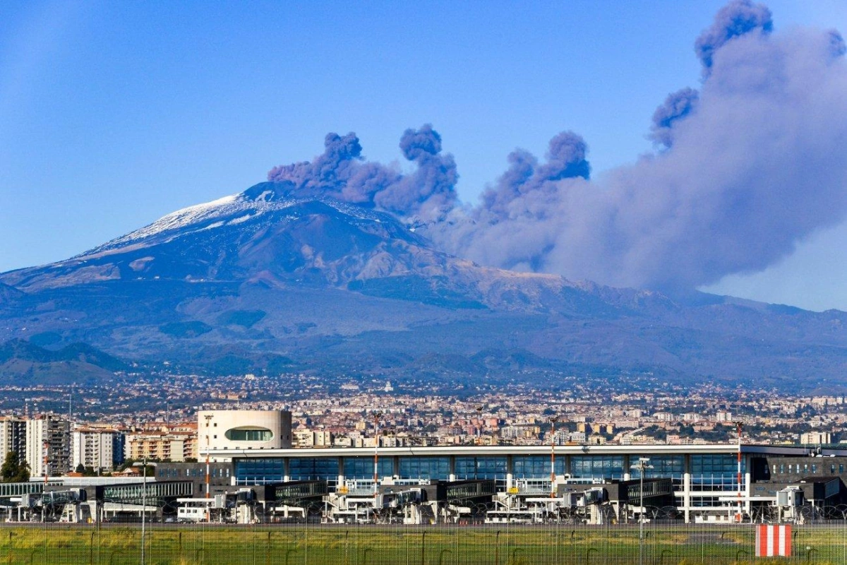 Etna vulkanının külü Kataniya hava limanında uçuşların dayandırılmasına səbəb olub