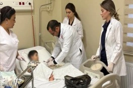 3 yaşlı uşağın ət maşınında ağır yaralanan əli 8 saatlıq mikrocərrahi əməliyyatla bərpa edilib - FOTO